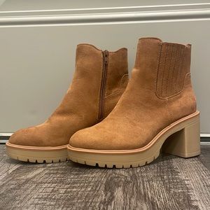 Universal Thread Target brown Chealsea Boots perfect for fall to winter wardrobe